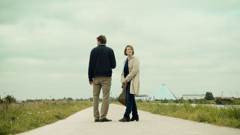 Von links: Hauptkommissare Felix Voss (Fabian Hinrichs) und Paula Ringelhahn (Dagmar Manzel) versuchen, den Tathergang zu rekonstruieren. – Bild: BR/​Felix Cramer