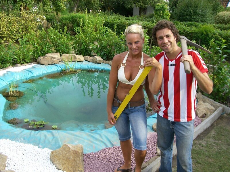 Hobbygärtner Claus plant einen Deluxe-Teich. Schön groß, schön bunt. Und das Beste: Er bekommt weibliche Unterstützung von Diskobekanntschaft Nicki. – Bild: RTL /​ Tokee bros./​KH