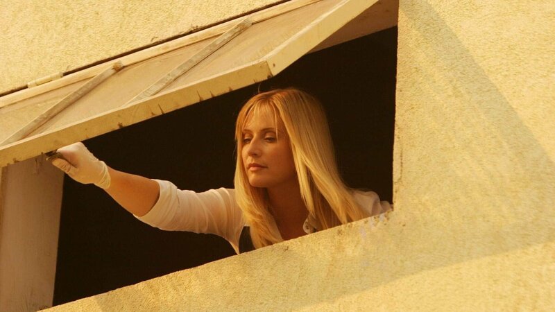 Calleigh (Emily Procter) und ihre Kollegen suchen nach Spuren, die auf den Mörder der jungen Frau, die über das Geländer eines Parkhauses geworfen wurde, hinweisen. – Bild: MG RTL D /​ CBS