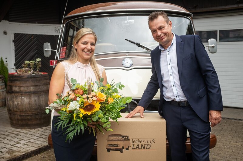 Busfahrer Andreas Schengel ist gerne vorbeigekommen, um die Siegerin in diesem Jahr, Nadine Weber, zu küren. – Bild: SWR/​megaherz/​Michael Reithmeier