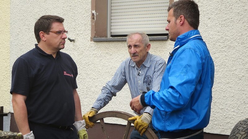 Von links: Ein freiwilliger Helfer der Johannietern, Heinz und Trödelexperte Andreas Bierschock besprechen die aktuelle Situation. – Bild: RTL II