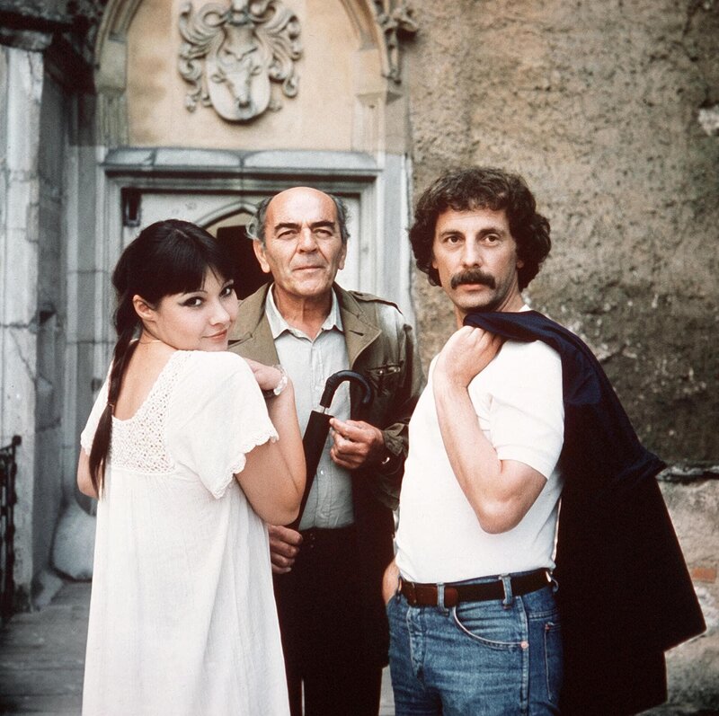 Die drei Besucher Katja (Dagmar Patrasova), Akademiker Philipp (Josef Blaha, M) und Dr. Noll (Jiri D. Novotny) schließen sich dem Schulausflug zur Krutzenburg an, um Adam Bernau zu beobachten. – Bild: WDR