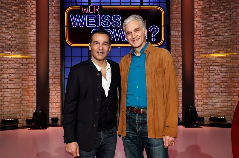 Als Kandidaten zu Gast bei „Wer weiß denn sowas?“: Der Schauspieler Erol Sander (l.) und der Schauspieler Walter Sittler (r.). – Bild: ARD/​Morris Mac Matzen