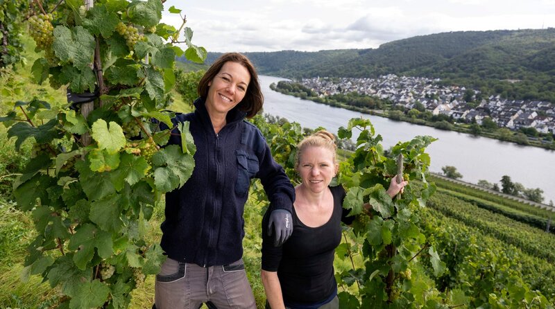 Janina Schmitt (l) und Rebecca Materne vom Weingut Materne & Schmitt in Winningen. Die beiden Winzerinnen kennen sich seit dem Studium und teilen seit über zehn Jahren die Leidenschaft für Riesling. – Bild: WDR/​Melanie Grande