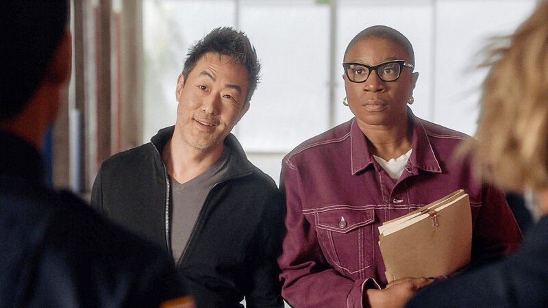 Howie „Chimney“ Han (Kenneth Choi, l.); Henrietta „Hen“ Wilson (Aisha Hinds, r.) – Bild: ORF/​PRO7