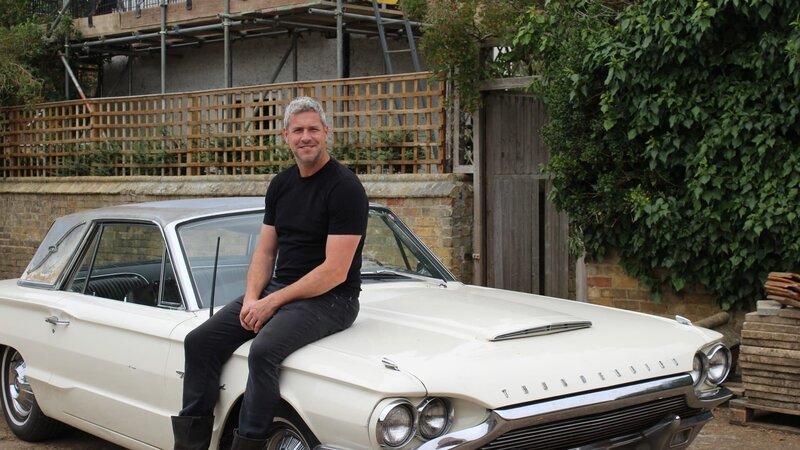 Ant Anstead sitting on the bonnet of the Thunderbird at the farm – Bild: Warner Bros. Discovery