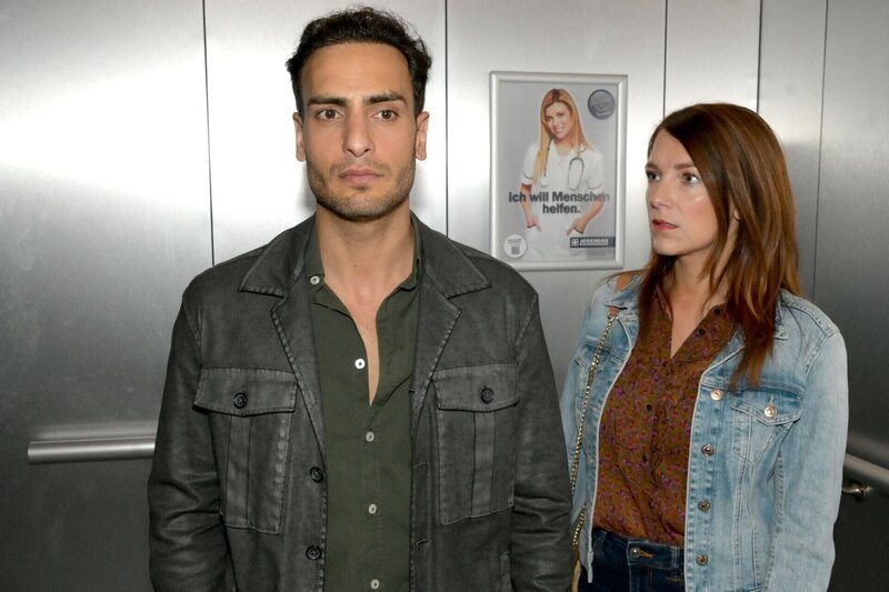 Lilly (Iris Mareike Steen) will ein klärendes Gespräch mit Nihat (Timur Ülker). – Bild: RTL /​ Rolf Baumgartner /​ Kein Pardon