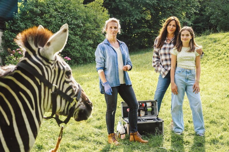 Frühling – Ein Zebra im Gepäck Sarah Vinocur als Tierärztin, Simone Thomalla als Katja Baumann, Lilli Schweiger als Lotti Zerbe – Bild: SRF1