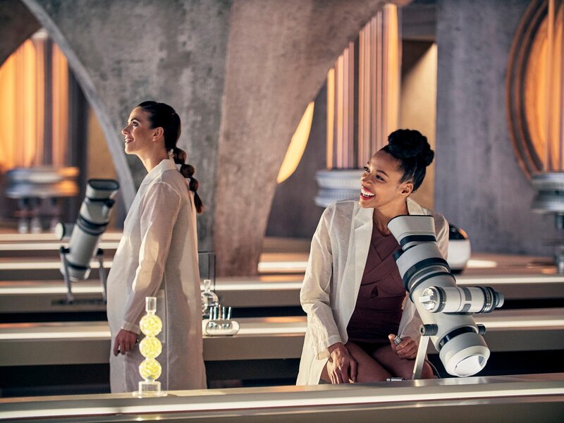 Lenina Crowne (Jessica Brown Findlay, l.) und Frannie (Kylie Bunbury) – Bild: RTL /​ 2020 Universal Content Productions LLC.