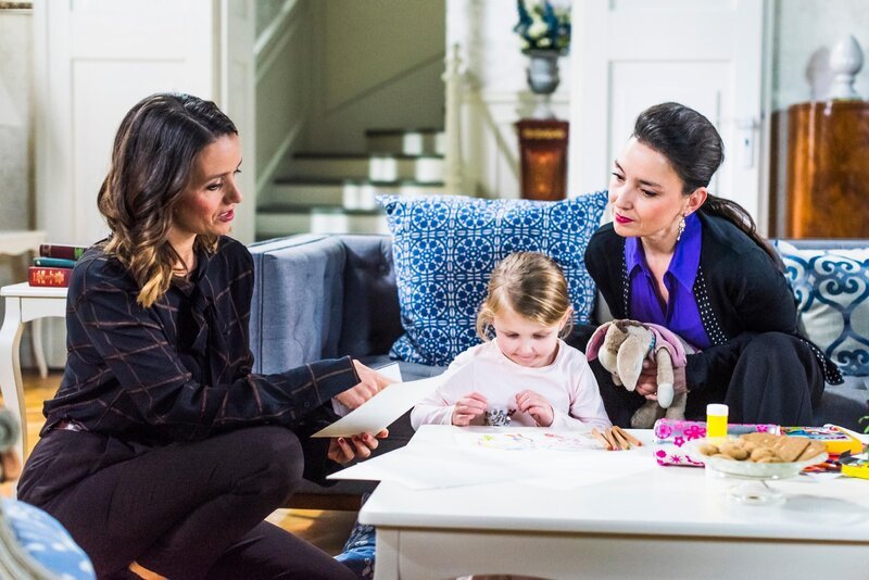 Simone (Tatjana Clasing, r.) macht Jenny (Kaja Schmidt-Tychsen, l.) wegen Annabelle (M.) ein schlechtes Gewissen. – Bild: RTL /​ Julia Feldhagen