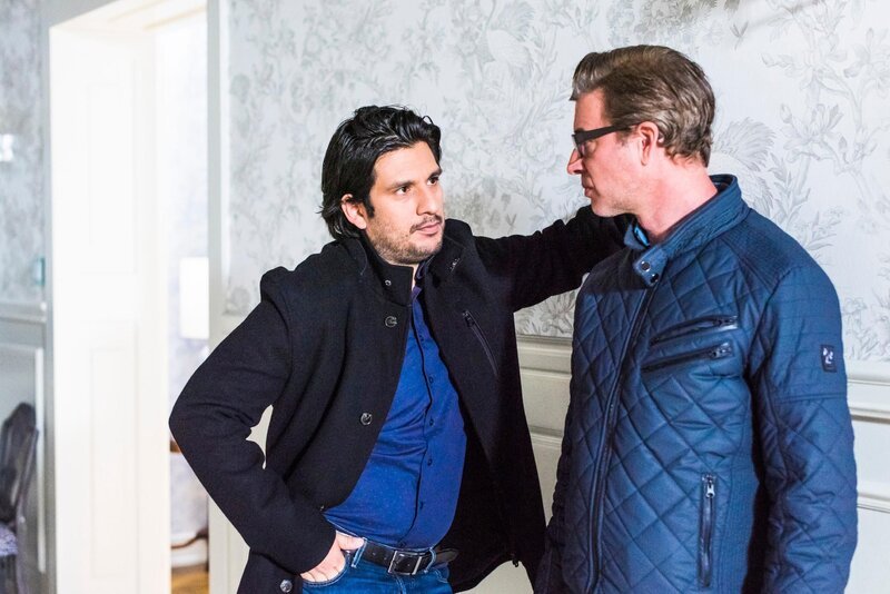 Der Druck auf Christoph (Lars Korten, r.) wächst weiter und führt zu Diskussionen mit Maximilian (Francisco Medina). – Bild: RTL /​ Julia Feldhagen
