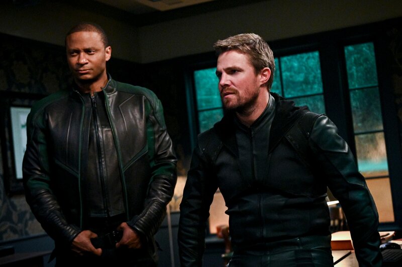 John Diggle (David Ramsey, l.) und Oliver Queen (Stephen Amell, r.) – Bild: RTL /​ ARROW and all related characters and elements © & â“¢ DC Comics and Warner Bros. Entertainment