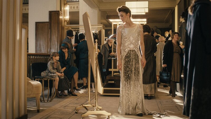 Frau Berg (Olivia Lina Gasche) trägt ein besonderes Kleid – entworfen von Guido Maria Kretschmer. – Bild: RTL