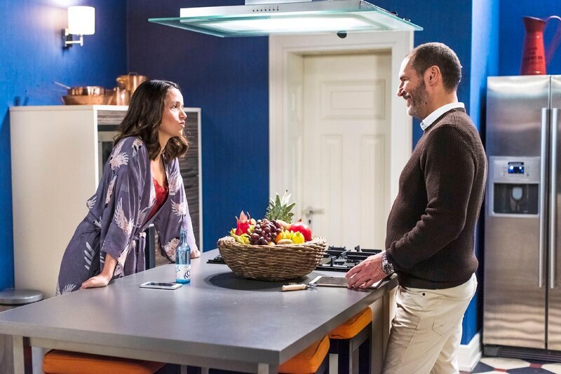 Jenny (Kaja Schmidt-Tychsen) gesteht Richard (Silvan-Pierre Leirich), dass sie fürchtet, ihre Familie vernachlässigt zu haben. – Bild: RTL /​ Julia Feldhagen