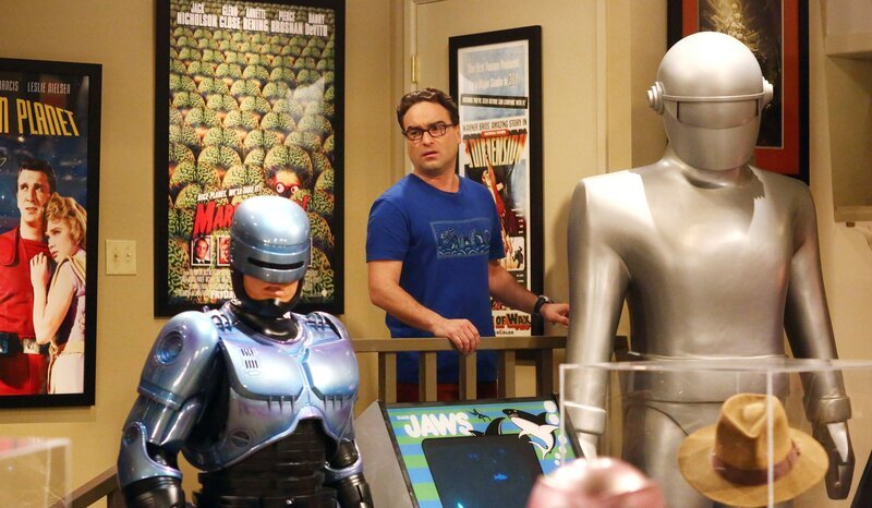 Ist nicht erfreut, als plötzlich Dr. Lorvis vor der Tür steht und Penny Avancen macht: Leonard (Johnny Galecki) … – Bild: © Warner Brothers