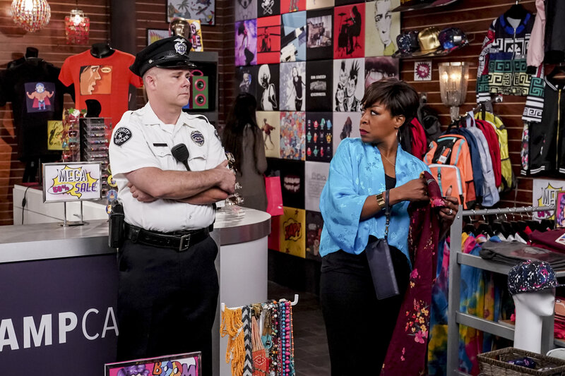 Tina Butler (Tichina Arnold (r.) – Bild: CBS Broadcasting, Inc.