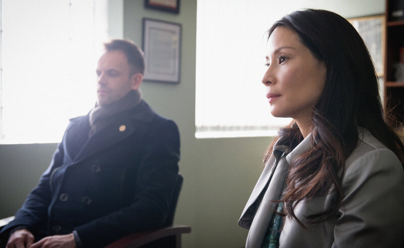 Holmes (Jonny Lee Miller, r.) wird der Mord an einer Frau vorgeworfen, die zu der Zeit ermordet wurde, als er noch seine Drogenprobleme hatte. Wird Watson (Lucy Liu, l.) ihm dabei helfen, seine Unschuld zu beweisen? – Bild: CBS Television