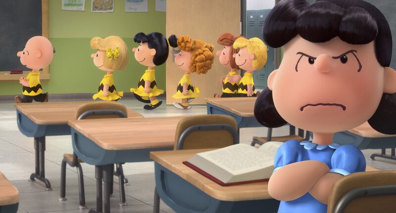 Nachdem Charlie Brown bei einem Test als erster Schüler die volle Punktzahl erreicht, wird er berühmt und beliebt. Das passt Lucy (vorne) gar nicht und sie möchte etwas dagegen unternehmen … – Bild: © 2015 Twentieth Century Fox Film Corporation. All rights reserved. PEANUTS © 2015 Peanuts Worldwide LLC.