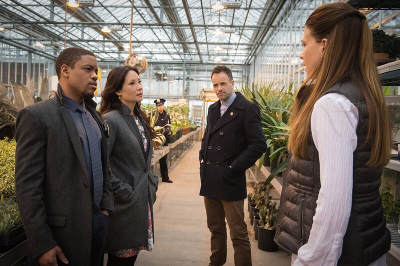 Bei ihren Ermittlungen zum Tod eines Mitglieds aus Holmes Imker Community, treffen Holmes (Jonny Lee Miller, 2.v.r.), Watson (Lucy Liu, 2.v.l.) und Detective Bell (Jon Michael Hill, l.) auf die brillante Insektenforscherin Tara Parker (Sutton Foster, r.) … – Bild: CBS Television