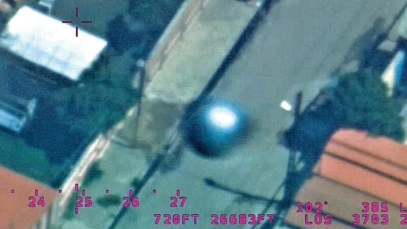 Mysteriöses Bild einer silbernen UFO-Kugel, aufgenommen von einem US-Spionageflugzeug über Mosul, Irak, taucht auf – Bild: uklib /​ THE HISTORY CHANNEL /​ A+E Networks