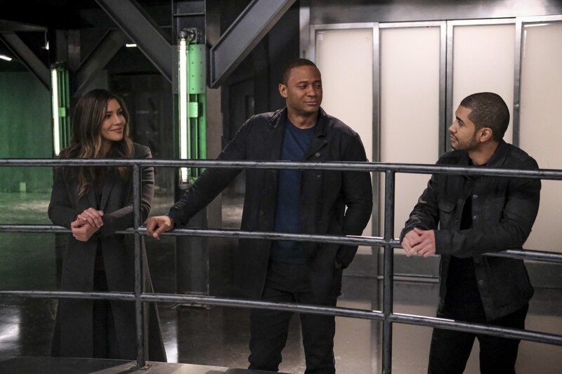 Rick Gonzalez (Rene Ramirez, l.) mit John Diggle (David Ramsey, m.) und Dinah Drake (Juliana Harkavy, r.) – Bild: RTL /​ DC Comics and Warner Bros. Entertainment