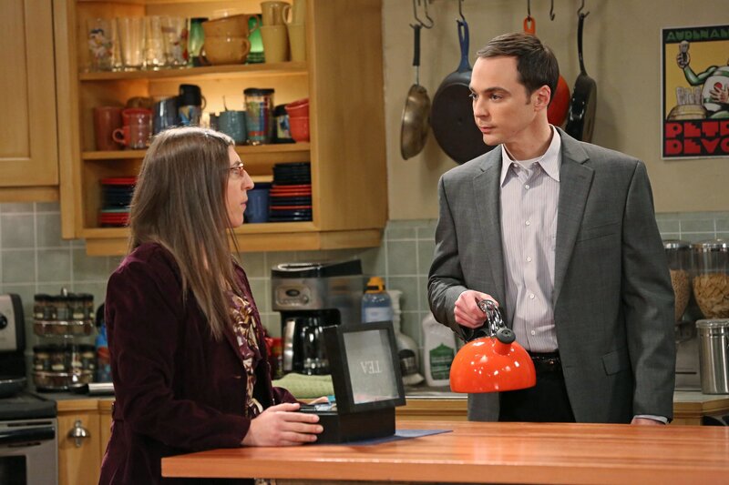 Sheldon (Jim Parsons, r.) behauptet, dass er und Amy (Mayim Bialik, l.) das „überlegene Pärchen“ sind. Penny und Leonard wollen ihm das Gegenteil beweisen … – Bild: © Warner Brothers