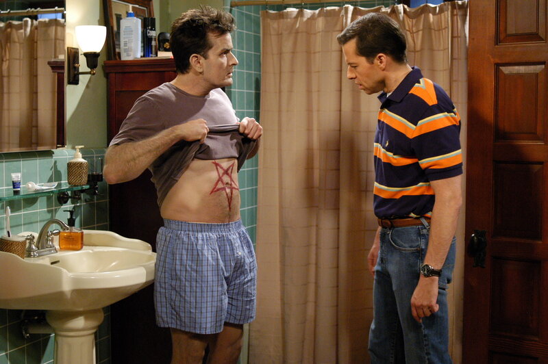 Bekommen es mit der Angst zu tun: Charlie (Charlie Sheen, l.) und Alan (Jon Cryer, r.) … – Bild: © Warner Brothers Entertainment Inc.