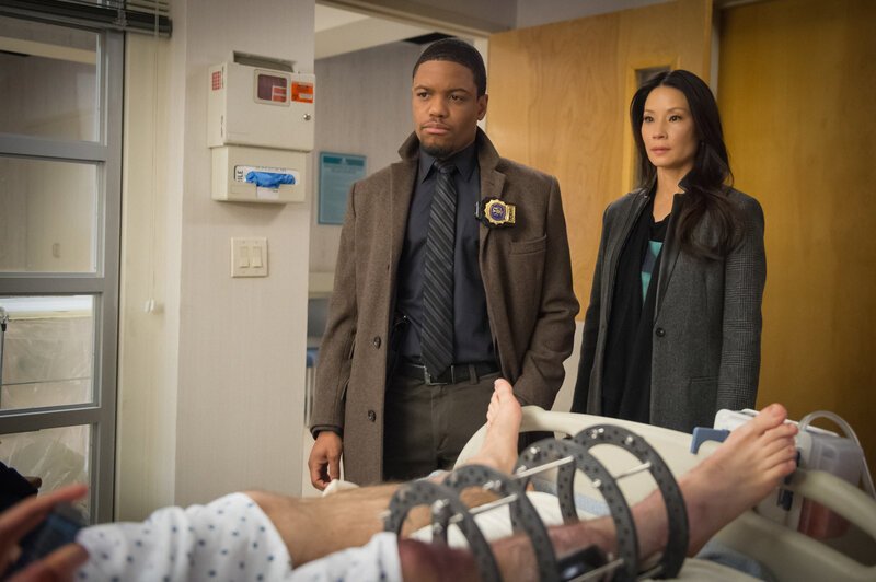 Auf der Jagd nach einem Killer: Detective Bell (Jon Michael Hill, l.) und Watson (Lucy Liu, r.) … – Bild: CBS Television