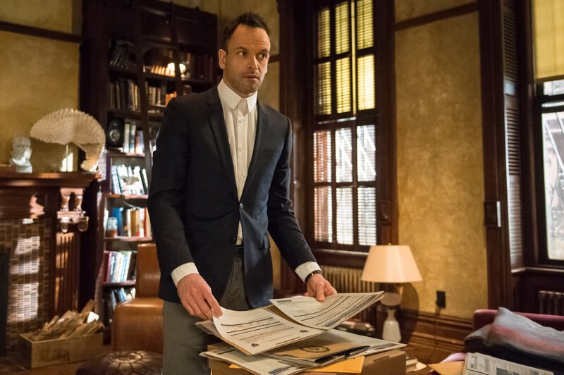 Wird Holmes (Jonny Lee Miller) die Frau noch rechtzeitig finden? – Bild: CBS Television