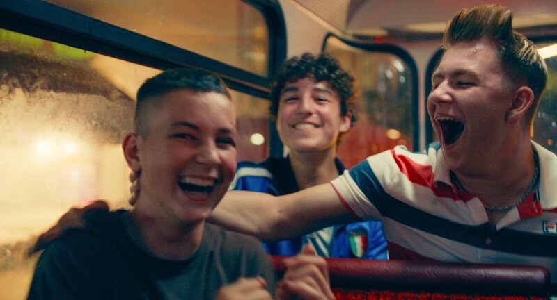v.l.: Lukas (Levy Rico Arcos), Gino (Rafael Luis Klein-Heßling) und Julius (Vincent Wiemer) +++ Die Verwendung des sendungsbezogenen Materials ist nur mit dem Hinweis und Verlinkung auf RTL+ gestattet. +++ – Bild: RTL /​ Constantin Film Verleih