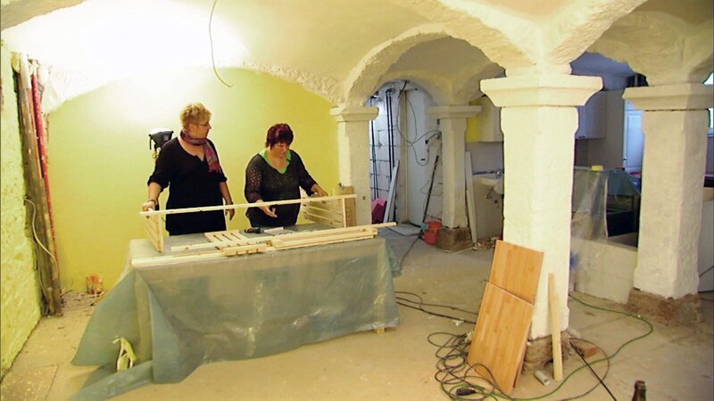 Seit ganzen vier Jahren baut Marions (re.) Gatte Peter das gemeinsame Schnäppchenhaus um. Doch in dem alten Gutshof im thüringischen Bielathal ist noch immer nichts fertig. Heute sucht sie die Hilfe ihrer Freundin Alex (li.) … – Bild: RTLZWEI