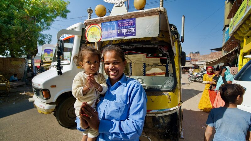Hot Roads – Die gefährlichsten Strassen der Welt Camels and Trucks in Rajasthan Autorikscha-Fahrerin Hemlata Singh mit ihrer Tochter  Copyright: SRF/​Autentic – Bild:  SRF/​Autentic