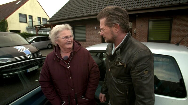 Für Vollzeittaxifahrerin Rosa macht ein Bandscheibenleiden den täglichen Arbeitsweg zunehmend schwieriger. Gesucht: Ein Auto mit hohem Einstieg! – Bild: RTLZWEI