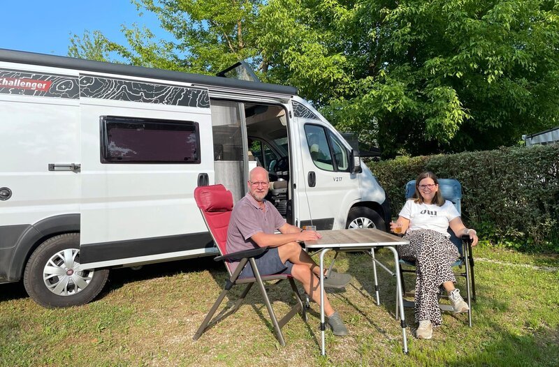 Ino (l) und Alix haben vor zwei Monaten ihr neues Wohnmobil gekauft, einen Challenger V217 von Trigano. – Bild: WDR/​Sagamedia Film- Fernsehproduktion GmbH