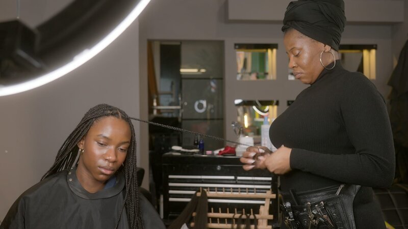 Geduld ist gefragt: Charly lässt sich Braids machen. – Bild: NDR/​Telekult