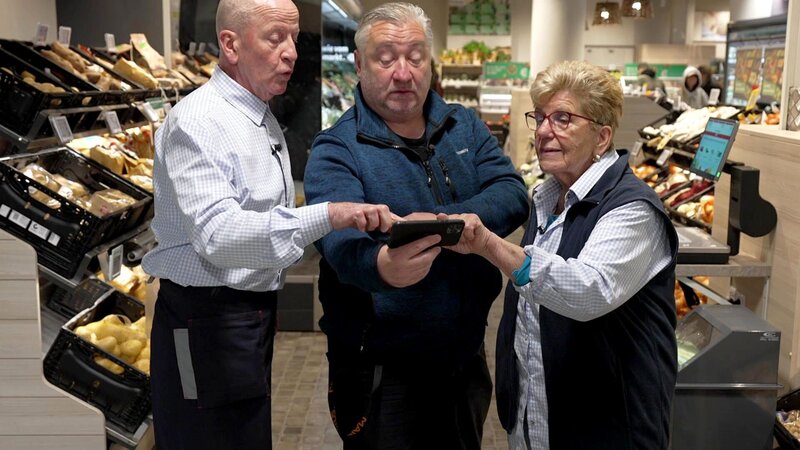 S02E39: Veedelskümmerer Michael bringt den überarbeiteten Entwurf für Sophie Russels Gedenkplakette mit. Brigitte und Udo sind von der endgültigen Idee restlos begeistert. – Bild: RTLZWEI