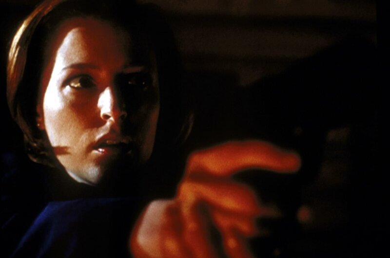 Verzweifelt versucht Scully (Gillian Anderson), sich im letzten Moment vor einem Wahnsinnigen zu retten, der über wahre Hexenkünste verfügt. – Bild: Twentieth Century Fox Film Corporation
