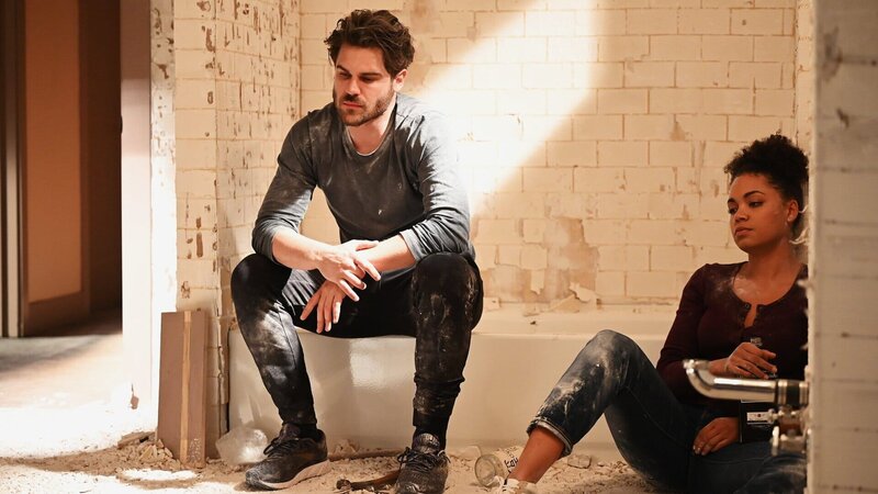 Trösten sich gegenseitig: Grey Damon als Jack Gibson, Barrett Doss als Victoria Hughes – Bild: SRF/​ABC Studios