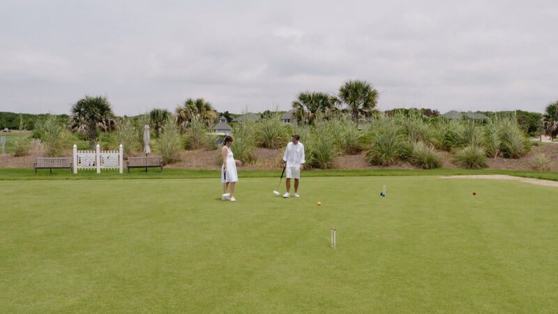 Ein abenteuerlustiges Paar zieht nach Bald Head Island, um mehr Zeit mit ihren Hunden am Strand zu verbringen und einen entspannten Lebensstil zu genießen. Sie suchen ein großes Haus mit viel Charakter und Gästezimmer für Familie und Freunde. Sie möchten eine Immobilie finden, in die sie gleich einziehen können, aber das sie trotzdem individuell gestalten können. – Bild: HGTV
