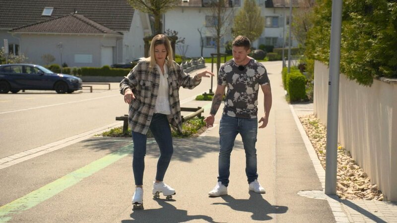 Joey Heindle und Ramona Elsener testen die „Agloat Inline Skates“ – Bild: RTL