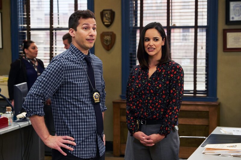 Jake Peralta (Andy Samberg, l.); Amy Santiago (Melissa Fumero, r.) – Bild: 2018 UNIVERSAL TELEVISON LLC. All rights reserved. /​ John P. Fleenor Lizenzbild frei
