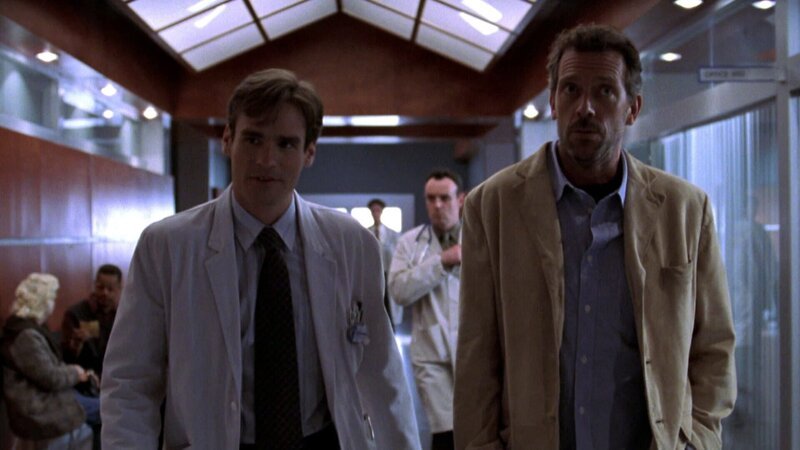 House (Hugh Laurie, l.) fragt Wilson (Robert Sean Leonard), wieso er in letzter Zeit so gut angezogen in der Klinik erscheint und erfährt, dass Wilson vor kurzem mit einer Schwester ausgegangen ist. Geht Wilson etwa fremd? – Bild: SUPER RTL