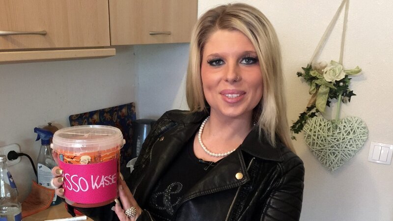 Die 22-jährige Schauspielerin und Sängerin Alexandra wohnt mit ihrer dreijährigen Tochter Paulina in einer modernen 3-Zimmer-Wohnung. Sauberkeit ist Sharon sehr wichtig, spätestens alle zwei Tage wird ordentlich aufgeräumt und geputzt. – Bild: RTL II