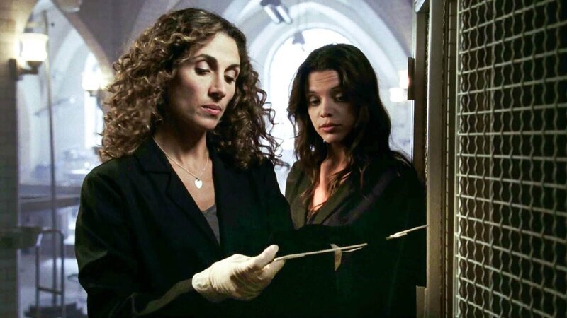 Detective Stella Bonasera (Melina Kanakaredes, l.) und Detective Aiden Burn (Vanessa Ferlito). – Bild: TVNOW /​ CBS