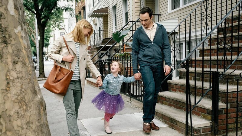 Eine glückliche Familie, l-r: Claire Danes als Alex Wheeler, Leo James Davis als Jake Wheeler, Jim Parsons als Greg Wheeler – Bild: SRF/Praesens Film AG/A Kid Like Jake Productions, Inc./Jon Pack Eine glückliche Familie, l-r: Claire Danes als Alex Wheeler, Leo James Davis als Jake Wheeler, Jim Parsons als Greg Wheeler – Bild: SRF/Praesens Film AG/A Kid Like Jake Productions, Inc./Jon Pack