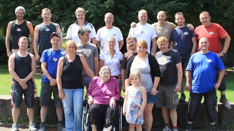 Das Team von „Zuhause im Glück“ mit der Familie – Bild: RTL II