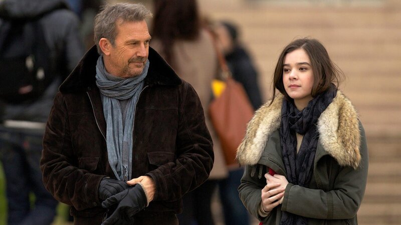 Ethan Renner (Kevin Costner) möchte seine verbleibende Zeit mit Tochter Zooey (Hailee Steinfeld) verbringen – Bild: RTLZWEI Ethan Renner (Kevin Costner) möchte seine verbleibende Zeit mit Tochter Zooey (Hailee Steinfeld) verbringen – Bild: RTLZWEI