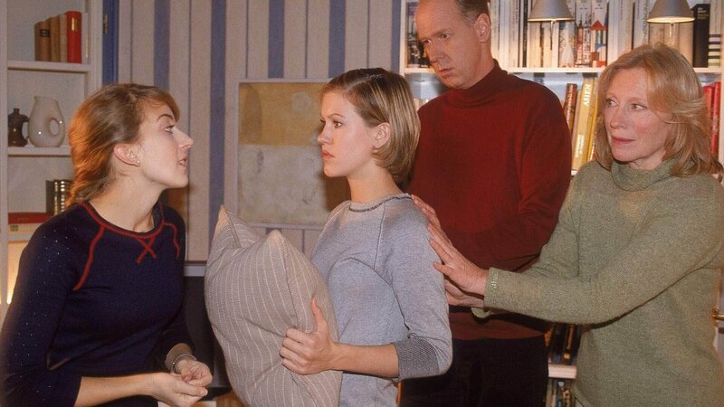 Claudia (Nora Binder, li.) versucht ein romantisches Zusammentreffen mit Carsten zu inszenieren. Die gesamte Familie Degenhardt wird dafür eingespannt. Bei den Proben muss ein Kissen als Ersatz für Carsten herhalten. Die Begeisterung von Anke (Maren Kroymann, re.), Hendrik (Gottfried Vollmer) und Alex (Wolke Hegenbarth) über die akribische Vorbereitung von Claudia hält sich in Grenzen. – Bild: RTL /​ Guido Engels