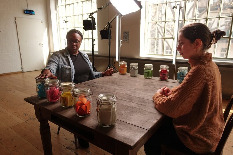 Clara Akinyosoye mit Fariza Bisaeva. – Bild: ORF/​Gabriel Danis Film Produktion/​Ing. Rene Schuh