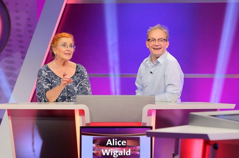 Schauspielerin Alice Hoffmann und Komiker Wigald Boning bilden ein Rateteam beim Wissensquiz „Meister des Alltags“ – das Ratespiel mit Aha-, Lach- und Lerneffekt. – Bild: SWR/​Peter A. Schmidt